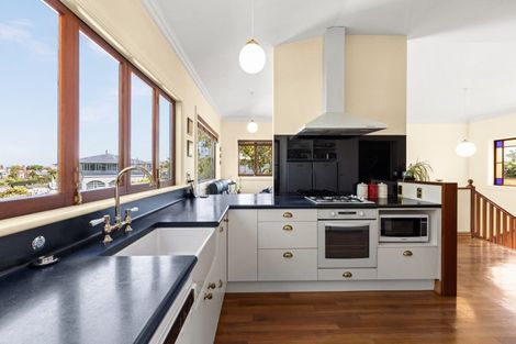 Photo of property in 2 Cobden Crescent, Bluff Hill, Napier, 4110