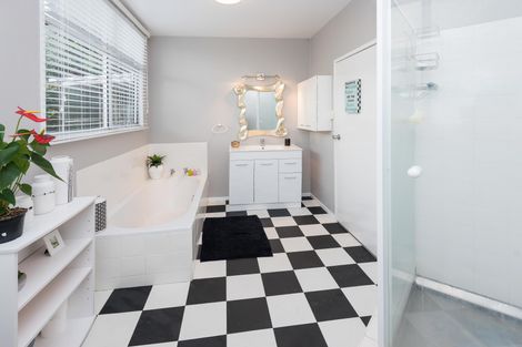 Photo of property in 11a Fenton Terrace, Cockle Bay, Auckland, 2014