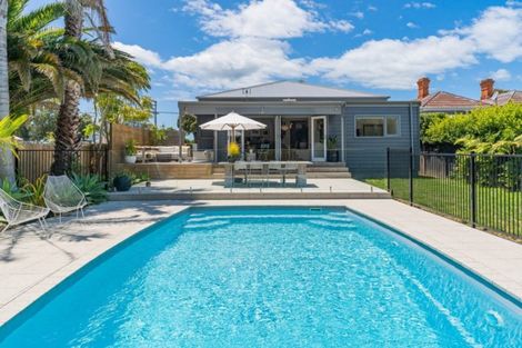 Photo of property in 131 Vauxhall Road, Narrow Neck, Auckland, 0624