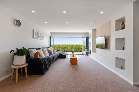 Photo of property in 35 Grumman Lane, Newlands, Wellington, 6037