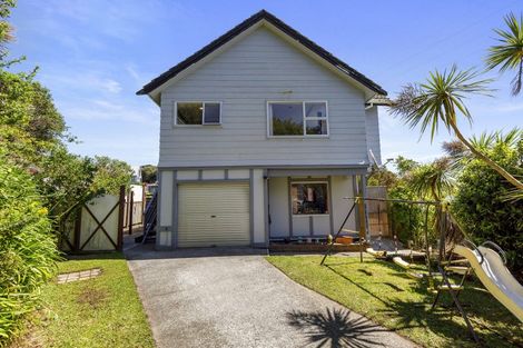 Photo of property in 52 Colchester Crescent, Newlands, Wellington, 6037