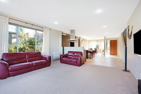 Photo of property in 52 Tamworth Crescent, Newlands, Wellington, 6037