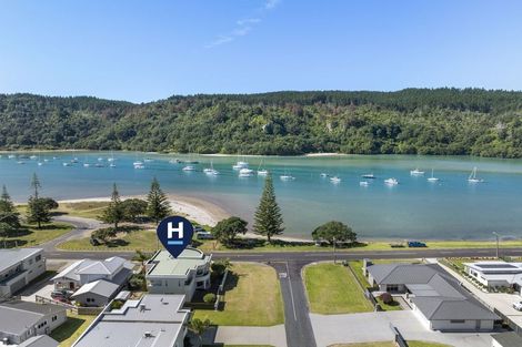 Photo of property in 301 Beach Road, Whangamata, 3620