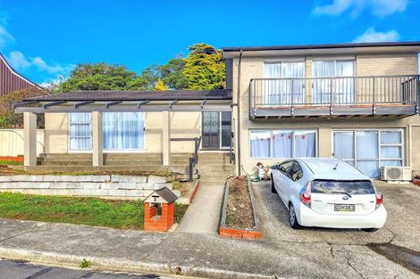 Photo of property in 2 Dundee Place, Crofton Downs, Wellington, 6035