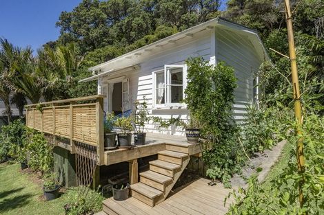 Photo of property in 37 Glenesk Road, Piha, New Lynn, 0772
