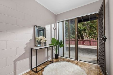 Photo of property in 2/18 Wernham Place, Northcote, Auckland, 0626