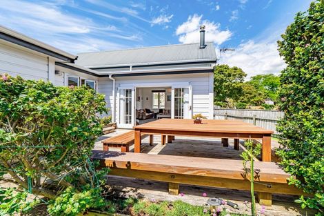 Photo of property in 38 Waiwaka Terrace, Strandon, New Plymouth, 4312