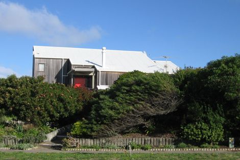 Photo of property in 8 Waiheke Street, Waikanae Beach, Waikanae, 5036