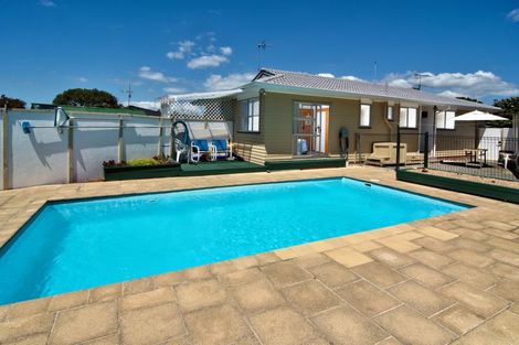 Photo of property in 9 Verena Place, Green Bay, Auckland, 0604