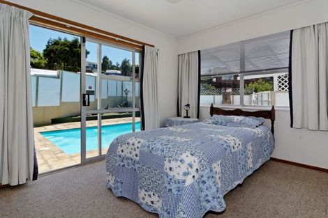 Photo of property in 9 Verena Place, Green Bay, Auckland, 0604