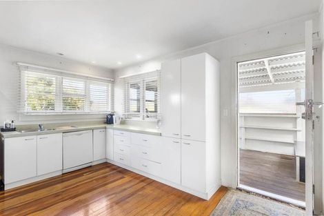 Photo of property in 11 Roberts Road, Te Atatu South, Auckland, 0610