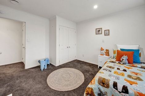 Photo of property in 18 Kinross Drive, Merrilands, New Plymouth, 4312