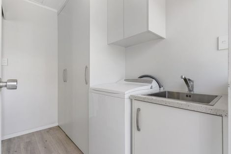 Photo of property in 30 Ganymede Place, Half Moon Bay, Auckland, 2012