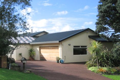 Photo of property in 13 Chelverton Terrace, Red Beach, 0932