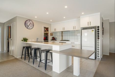 Photo of property in 29 Mt Marua Drive, Timberlea, Upper Hutt, 5018