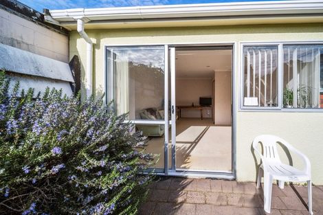 Photo of property in 8 Spencer Place, Merrilands, New Plymouth, 4312