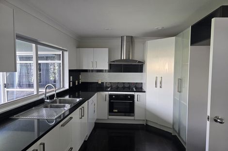 Photo of property in 18 Belleaire Court, West Harbour, Auckland, 0618