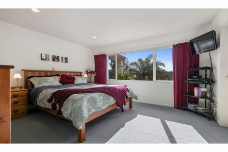 Photo of property in 22 Margaret Henry Crescent, Oteha, Auckland, 0632
