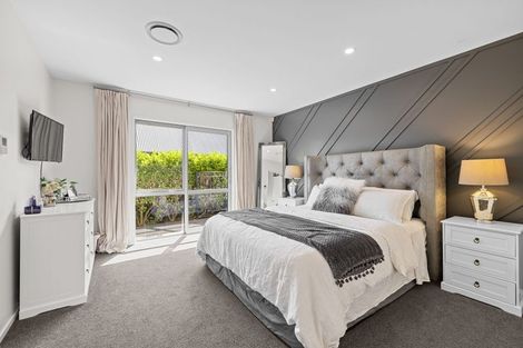 Photo of property in 10 Lakebridge Place, Parklands, Christchurch, 8083