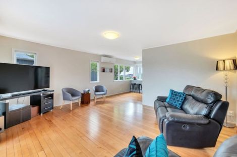 Photo of property in 2/64 Browns Bay Road, Rothesay Bay, Auckland, 0630