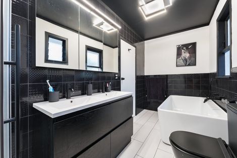 Photo of property in 16 Thornlow Street, Glendene, Auckland, 0602