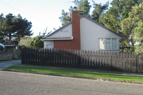 Photo of property in 9 Worcester Place, Cannons Creek, Porirua, 5024