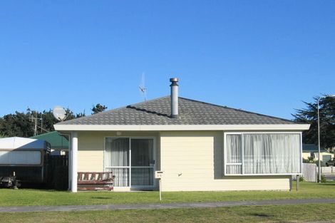 Photo of property in 27 Karaka Street, Otaki Beach, Otaki, 5512