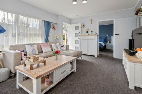 Photo of property in 1/40 Cheval Drive, Totara Vale, Auckland, 0629