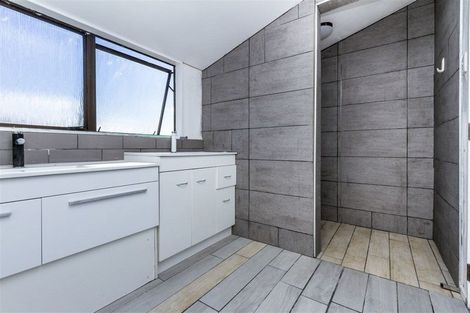 Photo of property in 5/11 Hall Road, Glenfield, Auckland, 0629