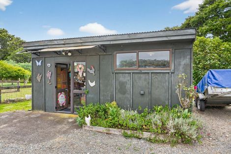 Photo of property in 32 Franklin Road, Paparoa, 0571