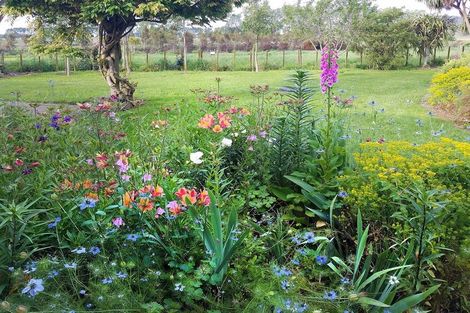 Photo of property in 33 Mokena Kohere Street, Manakau, Levin, 5573