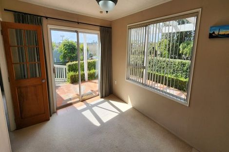 Photo of property in 98 Frankley Road, Frankleigh Park, New Plymouth, 4310