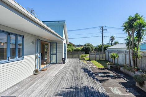 Photo of property in 17 Hona Street, Waikanae Beach, Waikanae, 5036