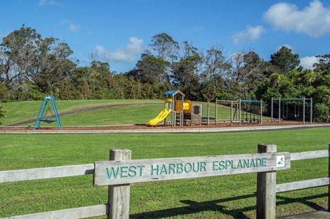 Photo of property in 99 West Harbour Drive, West Harbour, Auckland, 0618
