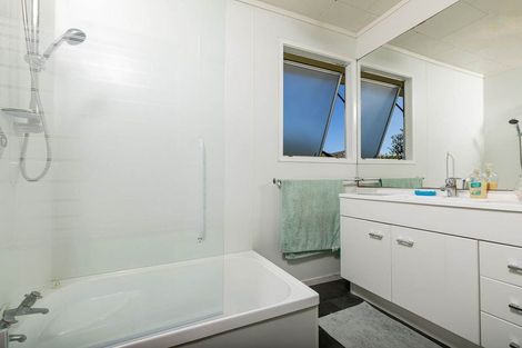 Photo of property in 91 Sunnyside Road, Sunnyvale, Auckland, 0612