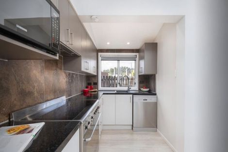 Photo of property in 2/25 Kingsbridge Place, Newlands, Wellington, 6037
