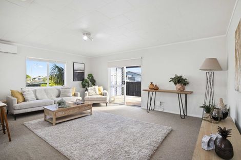 Photo of property in 2 Duke Avenue, Pukekohe, 2120