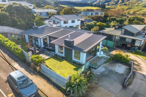 Photo of property in 8 The Track, Plimmerton, Porirua, 5026
