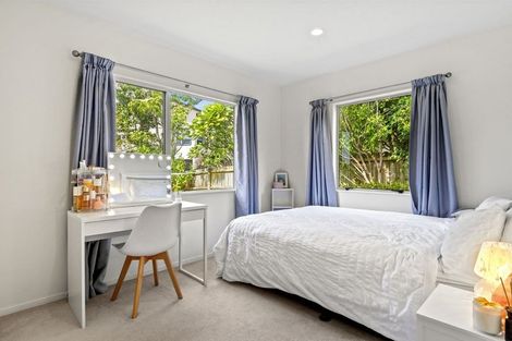 Photo of property in 8 Greenleaf Way, Northcross, Auckland, 0630
