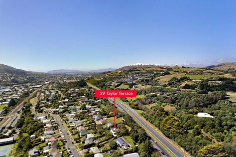Photo of property in 39 Taylor Terrace, Tawa, Wellington, 5028