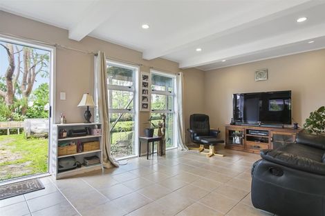 Photo of property in 9 Woodhouse Place, West Harbour, Auckland, 0618