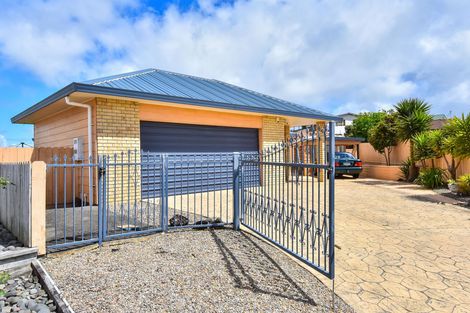 Photo of property in 16 Eloise Place, Clendon Park, Auckland, 2103