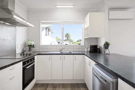 Photo of property in 2 Duke Avenue, Pukekohe, 2120