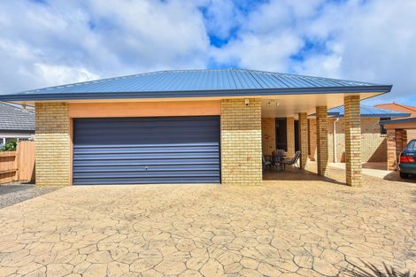 Photo of property in 16 Eloise Place, Clendon Park, Auckland, 2103