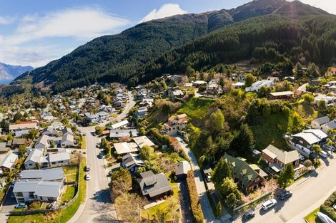 Photo of property in 14 Greenstone Place, Fernhill, Queenstown, 9300