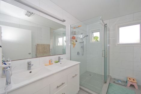 Photo of property in 1/456 Glenfield Road, Glenfield, Auckland, 0629