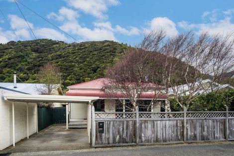 Photo of property in 67 Oroua Street, Eastbourne, Lower Hutt, 5013