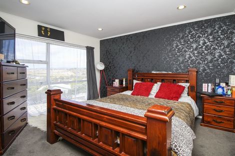 Photo of property in 31 Hobsonville Road, West Harbour, Auckland, 0618