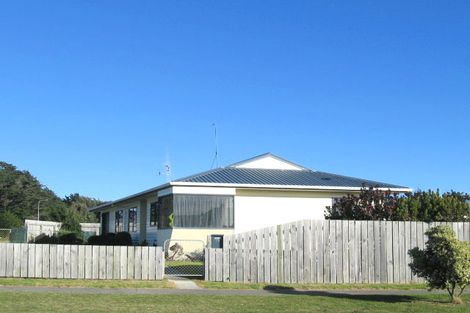 Photo of property in 29 Karaka Street, Otaki Beach, Otaki, 5512