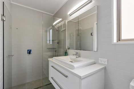 Photo of property in 13 James Evans Drive, Northcote, Auckland, 0627